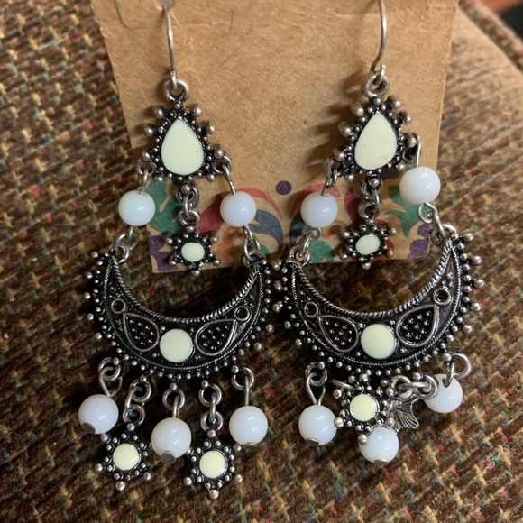 3/$25 Dangled earrings - Picture 3 of 4